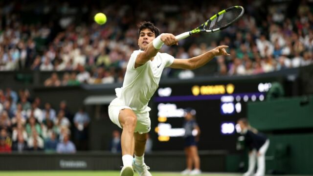 Ruská Maria Sharapova koná proti Slovenskému Dominike Cibulkovi zo ŠTVRTSKÉHO DENNÉHO DENNÉHO DENNÉHO DENNÉHO BNL D'Italia 2018 v Foro Italico 16. mája 2018 v Ríme v Taliansku. 