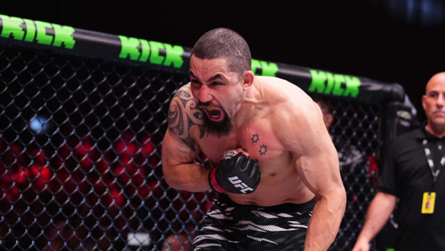 Des Moines, Iowa - 03. mája: Reinier de Ridder Squares s Bo Nickal, zatiaľ čo UFC Fight Night vo Wells Fargo Arena 3. mája 2025 v Des Moines, Iowa. (Foto: Randy Thomas/Getty Images)
