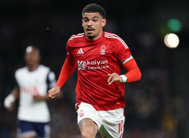 Morgan Gibbs-White v akcii pre Nottingham Forest proti Tottenham v minulej sezóne