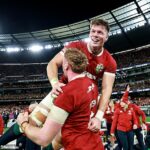 Huw Jones dostane Angličan Ollie Chesum po svojej hlavnej hranici v elektrickom MCG
