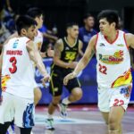 Dážď alebo lesk Elasto Painters 'Gian Mamuyac a Jhonard Clarito počas semifinále filipínskeho pohára PBA proti TNT Tropang 5G.