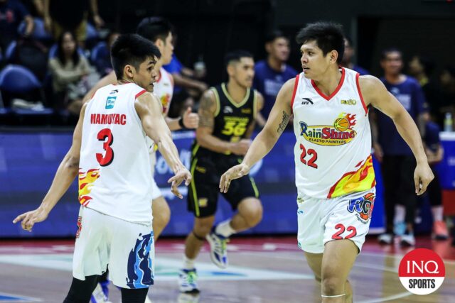 Dážď alebo lesk Elasto Painters 'Gian Mamuyac a Jhonard Clarito počas semifinále filipínskeho pohára PBA proti TNT Tropang 5G.