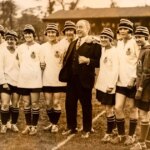 Prvé futbalové hviezdy Lioness museli používať klobúky hrajúce sa v Anglicku pred 100 rokmi