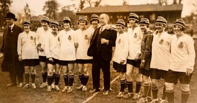 Prvé futbalové hviezdy Lioness museli používať klobúky hrajúce sa v Anglicku pred 100 rokmi

