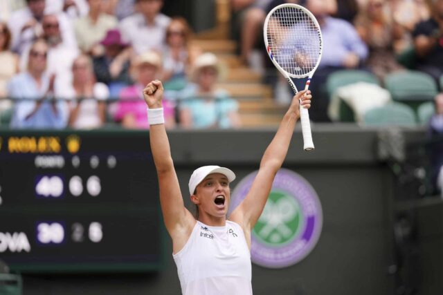 Poľsko IGA Swiak oslavuje víťazstvo štvrtých ženských singlov proti Liudmille Samsonovej v Rusku na Wimbledon Tennis Championships v Londýne, v stredu 9. júla 2025.