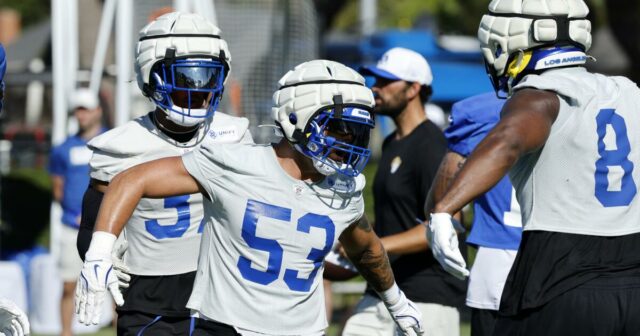 Rams Linebacker Nate Landman prináša svoju hrdosť na telo, prilba

