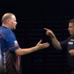 Majster sveta piatich gangov Raymond Van Barneveld bol v horúcej vode na stretnutí Premier League v roku 2015
