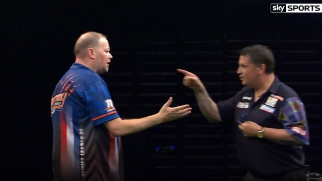 Majster sveta piatich gangov Raymond Van Barneveld bol v horúcej vode na stretnutí Premier League v roku 2015