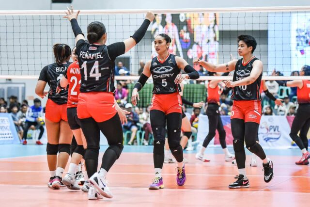 Crossovery Chery Tiggo počas prehliadky hry PVL proti Cignal HD Ren Peñafiel Spikers