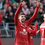 Rennes sa zaujíma o záložníka Brest Pierre Lees-Melou