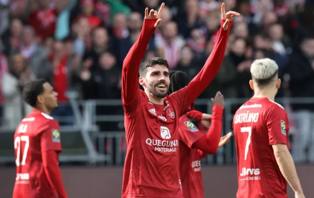 Rennes sa zaujíma o záložníka Brest Pierre Lees-Melou

