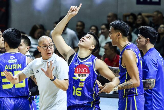 TNT TNT TNT TNT 5G's Roger Pogoy počas finále filipínskych pohárov PBA proti San Miguel Beermen.