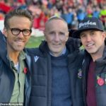 Wrexham Co -majiteľ Ryan Reynolds (vľavo) vzdal hold bývalému obrancovi Wrexham Joey Jones po jeho smrti