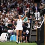 Bieloruská Aryna Sabalenka oslavuje po víťazstve britskej Emmy Raducanu počas jej tretieho tenisového zápasu ženského tenisu na piaty deň majstrovstiev Wimbledon Wimbledon v klube All England Lawn Tennis and Croquet Club vo Wimbledone v Londýne 4. júla 2025.