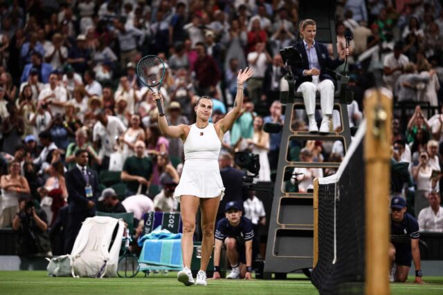 Bieloruská Aryna Sabalenka oslavuje po víťazstve britskej Emmy Raducanu počas jej tretieho tenisového zápasu ženského tenisu na piaty deň majstrovstiev Wimbledon Wimbledon v klube All England Lawn Tennis and Croquet Club vo Wimbledone v Londýne 4. júla 2025.