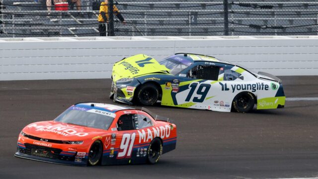 Séria NASCAR XFINITY: Aric Almirola strieľa Austin Hill cez Wreck


