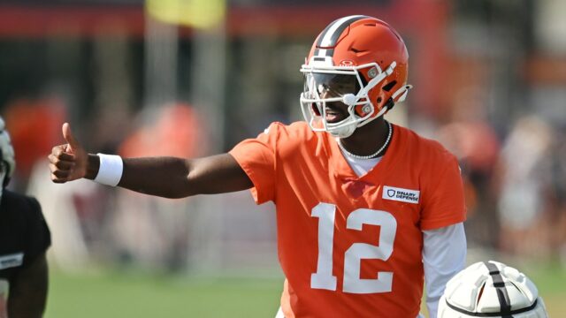 Sheedeur Sanders diskutuje hlavne spolu s tretími strúncami Browns

