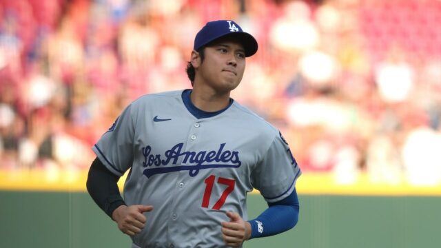 Shohei Ohtani opúšťa hru s trénermi vo štvrtej smene, vracia sa k zasiahnutiu neskôr

