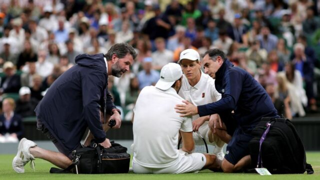 Sinner postupuje vo Wimbledone, keď zranený Dimitrov odchádza do dôchodku

