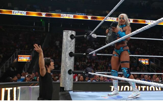 (Sledujte) Jade Cargill používa televíznu kameru na potrestanie Naomi na WWE Evolution 2025

