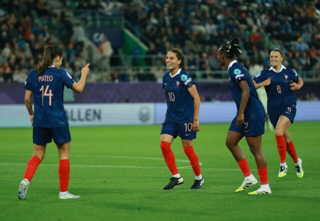 Správa o zápase Francúzsko 4-1 Wales: Les Bleues Edge najbližšie k štvrťfinále vo víťazstve plavby

