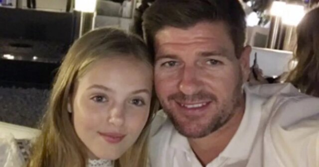 Steven Gerrard Cradles First Wassterls Sweet Photo, keď dcéra odhalí novorodenecké meno

