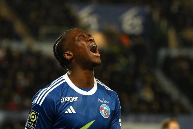 Strasbourd's Dilane Bakwa Agwa Agwa súhlasí s Como