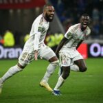 Štrasburg, ktorý spieva Swoop za Lyon's Soël Kumbidi