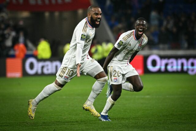 Štrasburg, ktorý spieva Swoop za Lyon's Soël Kumbidi

