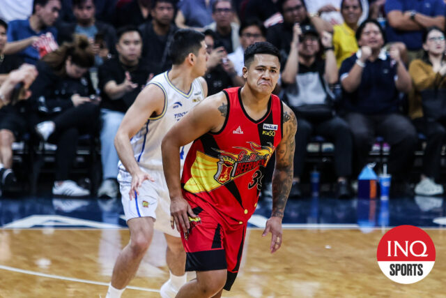 Jericho Cruz de San Miguel Bemenmen počas zápasu 4 PBA Philipine Cupu proti TNT TNT TNT Tropang 5G. -