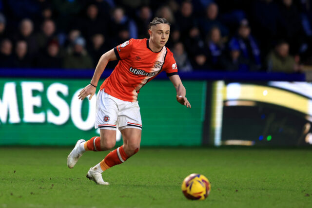 Rangers usmerňuje Aasgaard v akcii pre Luton Town