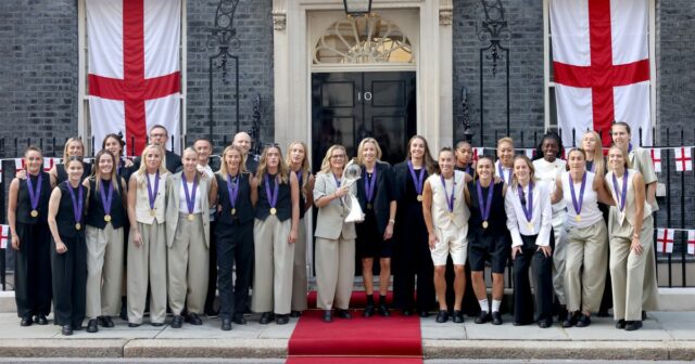 Štyri levy pomenované v tíme Euro UEFA, keď Anglicko Heroes navštevuje Downing Street

