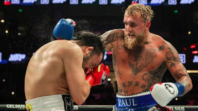 Súper Jake Paul Trolls zatknutý ľadom s americkou vlajkou emodži

