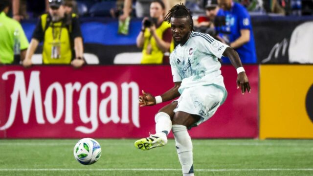 Svetre sa pohybujú v Chidozie Awaziem vo francúzskych FC Nantes

