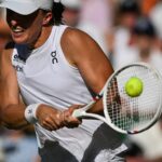 Poľsko IgA Swiattek sa vracia do Belinda Bencic vo Švajčiarsku počas tenisovej hry semifinále ženských singlov v jedenástom dni majstrovstiev Wimbledonu v roku 2025 na juhozápadnom Londýne v Londýne 10. júla 2025.