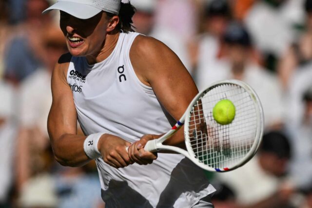 Poľsko IgA Swiattek sa vracia do Belinda Bencic vo Švajčiarsku počas tenisovej hry semifinále ženských singlov v jedenástom dni majstrovstiev Wimbledonu v roku 2025 na juhozápadnom Londýne v Londýne 10. júla 2025.