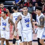 Hlava Jordan TNT TNT Tropang Giga, Glenn Khobuntin a Henry Galinato ml. Počas semifinále Filipínskeho pohára PBA Filippine Cup 3 proti dažďu alebo leskovaniu maliarov Elasto.