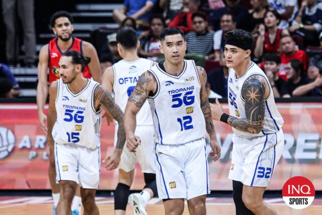 Hlava Jordan TNT TNT Tropang Giga, Glenn Khobuntin a Henry Galinato ml. Počas semifinále Filipínskeho pohára PBA Filippine Cup 3 proti dažďu alebo leskovaniu maliarov Elasto.