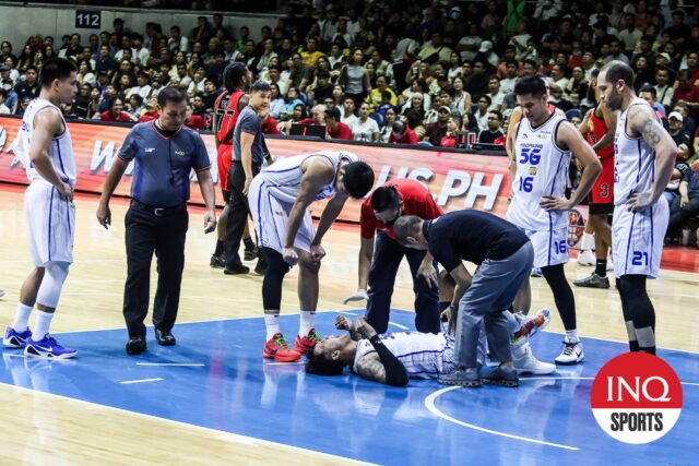 Poy Erram trpí poranením členku počas zápasu 2 finále filipínskeho pohára PBA medzi San Miguelom a TNT Tropang 5G.