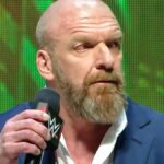 Screenshot Momentálne sa objavil boot spolu s niektorými káblami vo veľkom Botx (Credit: WWE Smackdown a Netflix)