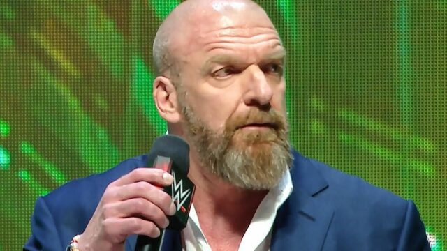 Screenshot Momentálne sa objavil boot spolu s niektorými káblami vo veľkom Botx (Credit: WWE Smackdown a Netflix)