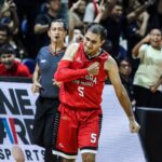 The Gin Kings Barangay Gin Kings Guard reaguje po tom, čo pribil víťaza zápasu, čo je hra 7 proti San Miguel Beermen v semifinále filipínskeho pohára PBA.