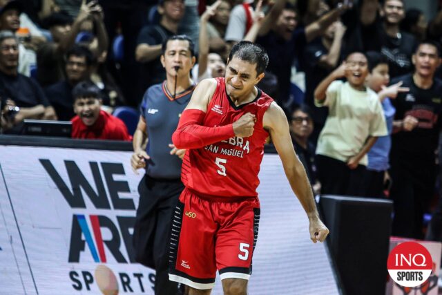 The Gin Kings Barangay Gin Kings Guard reaguje po tom, čo pribil víťaza zápasu, čo je hra 7 proti San Miguel Beermen v semifinále filipínskeho pohára PBA.
