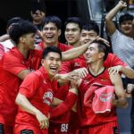 The Gin Kings Barangay Gin Kings Guard reaguje po tom, čo pribil víťaza zápasu, čo je hra 7 proti San Miguel Beermen v semifinále filipínskeho pohára PBA.