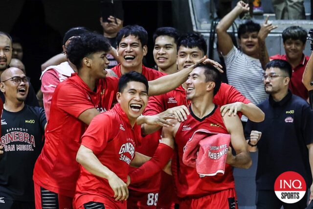 The Gin Kings Barangay Gin Kings Guard reaguje po tom, čo pribil víťaza zápasu, čo je hra 7 proti San Miguel Beermen v semifinále filipínskeho pohára PBA.
