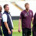 Andrew Flintoff bol medzi bývalými hráčmi, ktorí sa v utorok pripojili k anglickému tímu