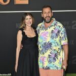 Adam Sandler ponúkol chválu za hranie Travisa Kelce v pondelok večer