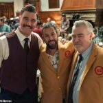 Travis Kelce, Adam Sandler a Ed Kelce sú zobrazené na happy Gilmore 2 sety