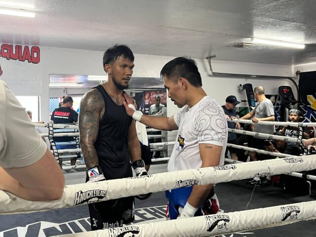 Eumir Marcial je pred jeho bojom proti Mario Barriosovi vyškolený s Mannym Pacquiaom v Knuckleheads Gimpoan v Las Vegas.