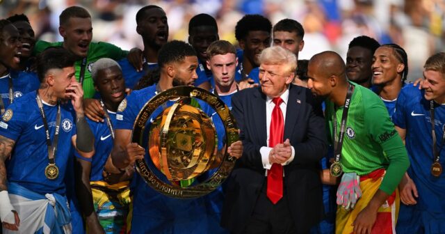 Trump `` Masks Smile '' à la Coupe du Monde Club car Cole Palmer a une question de 4 mots pour le président
